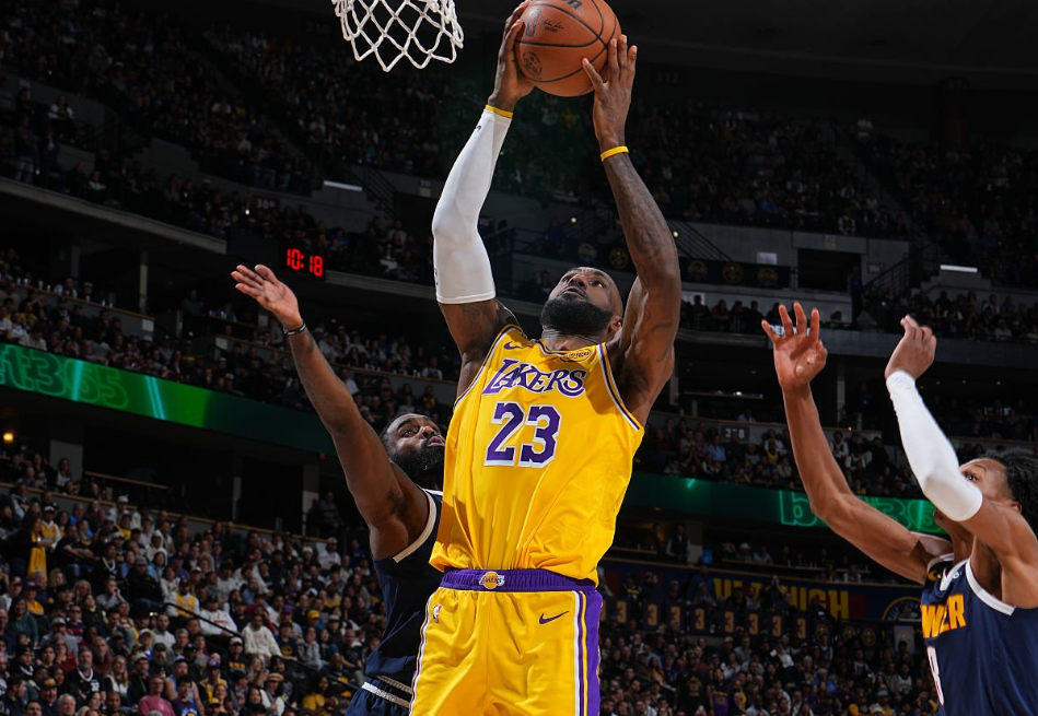 华体会hth sports-詹姆斯200岁还能扣太离谱！本人回应朋友称赞：6个笑哭了表情