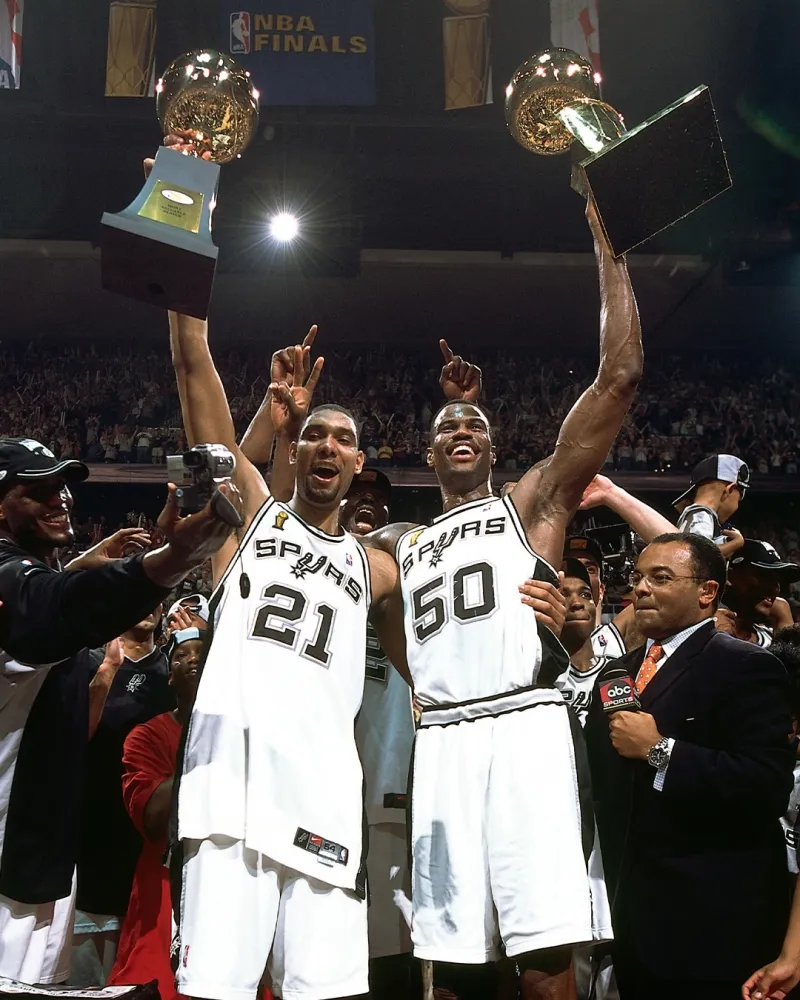 SLAM回顾马刺队史夺冠合照：赢球，就是唯一的标准